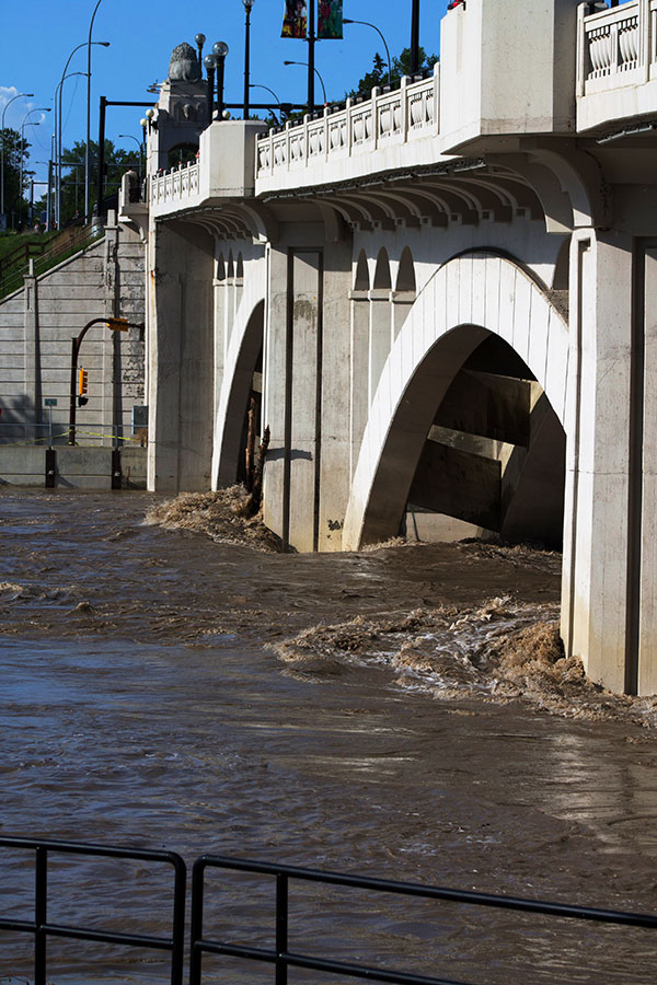 flooding-in-calgary-centre-street-bridge