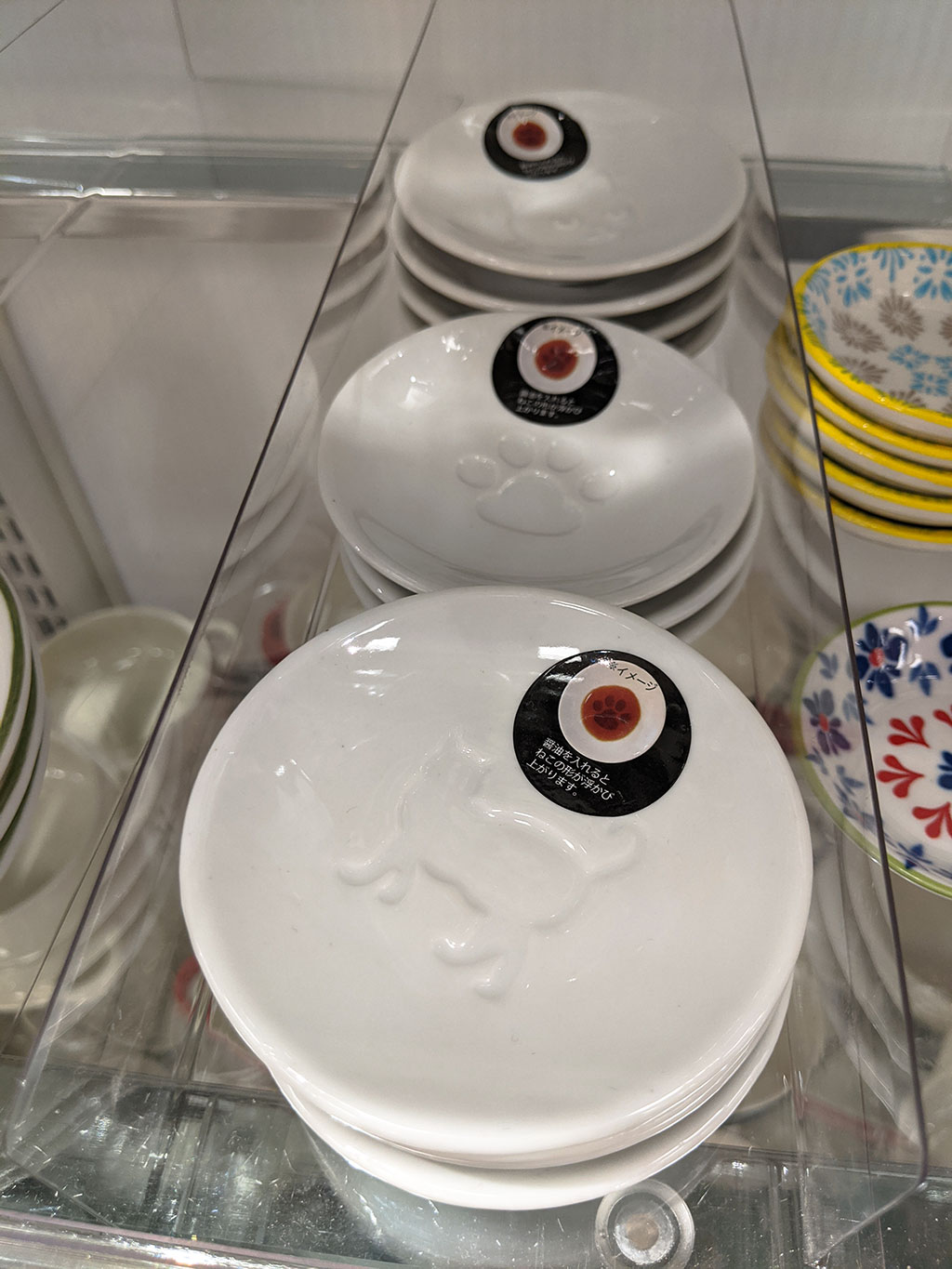 Oomomo Calgary cat paw dishes and plates